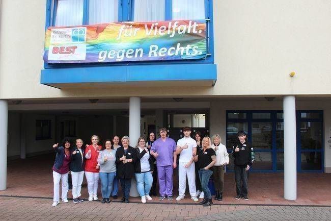Bethesda Höhr Grenzhausen Höhr-Grenzhausen // Seniorenzentrum Mitten drin, mitten im Leben Das Seniorenzentrum Bethesda ist eine moderne Pflegeeinrichtung, in der fürsorgliche Pflege und Betreuung selbstverständlich sind. Unser Haus umfasst 75 Heimplätze, davon 67 Vollstationäre- sowie acht Kurzzeitpflegeplätze und 15 Tagespflegeplätze. 18 geräumige und helle Appartements mit Balkon und integrierter Küche komplettieren unser Angebot für den Bereich des Betreuten Wohnens.